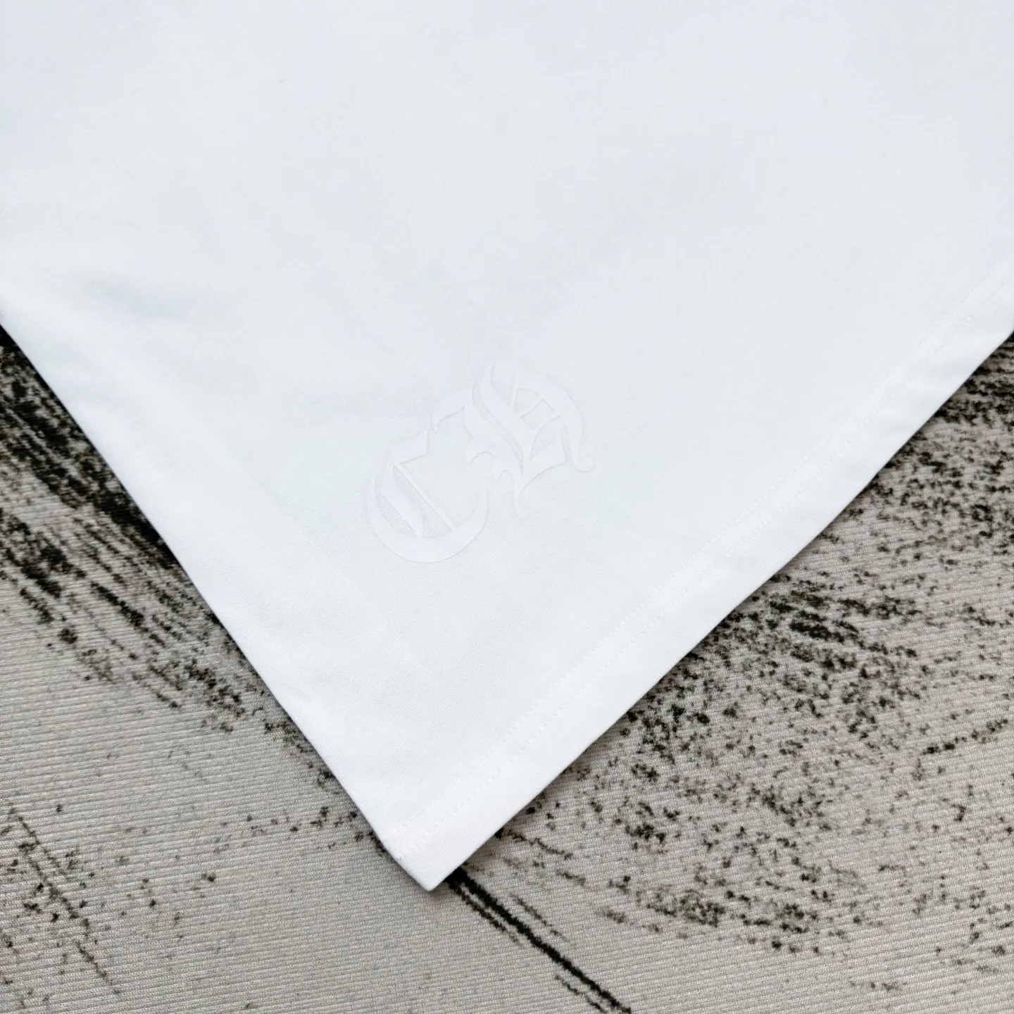 P190 Newly added white ChromeHearts Miami limited-edition horseshoe long-sleeve, the same style as ChromeHearts counters. Made of 280g pure cotton fabric, 32 count double yarn. Very textured on the handle. Three-dimensional and atmospheric. Versatile and easy to wear in autumn. Simple and elegant. The upper body effect is very good with the os version. Suitable for all body types. Soft and comfortable. CH letter offset printing on the front and horseshoe Sanskrit offset printing on the back. Small markings on the hem. Resistant to machine washing. Does not fade or deform. Complete accessories. Original mold opening, perfect restoration of zp 2:1, same style for men and women, versatile and not picky, size s m l xl color black white